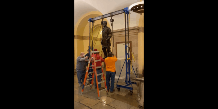 statue of Robert E. Lee