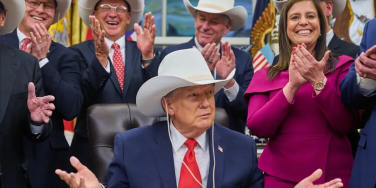 Trump slows bleeding of independent voters: White House Report Card