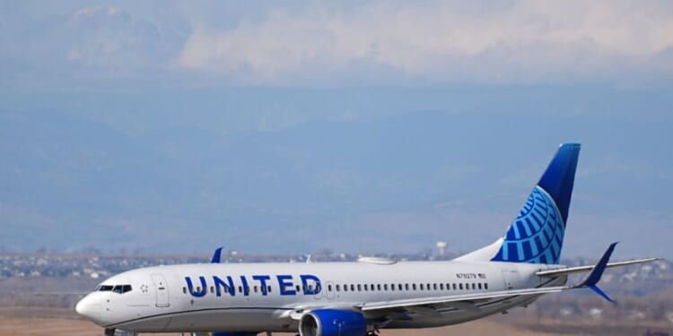 United flight returns to Dulles Airport after engine failure