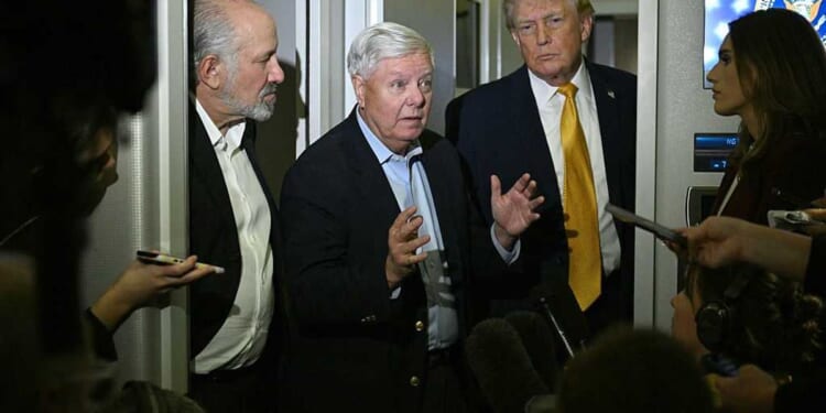 Lindsey Graham dons 'Make Iran Great Again' hat amid raging protests against Khamenei regime