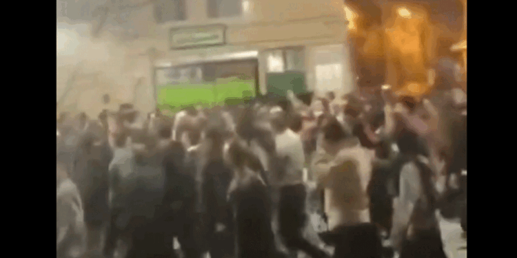 Video: Iranian Police in Ilam Join Revolution