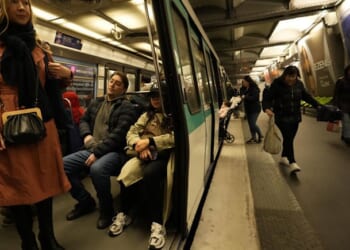 Muslim Migrant Stabs Three Women in Paris Metro