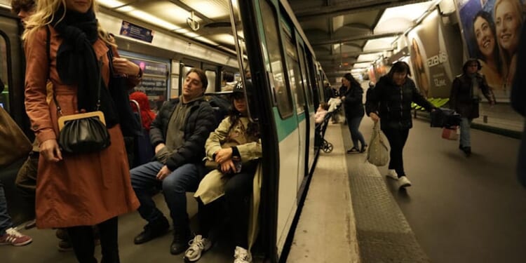 Muslim Migrant Stabs Three Women in Paris Metro