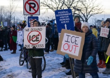 Minneapolis shuts down public schools as rioting escalates after lethal ICE shooting