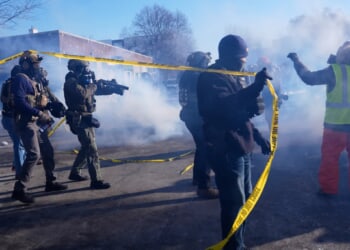 Chaos breaks out in 'war zone' Minneapolis