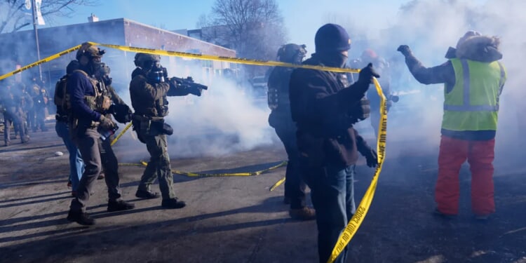 Chaos breaks out in 'war zone' Minneapolis