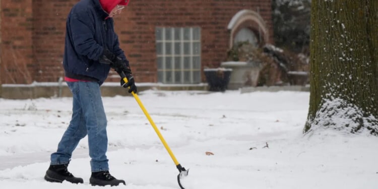 Powerful storm threatens East Coast including parts unaccustomed to heavy snow