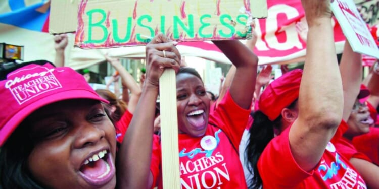 Teachers union supports Maduro alongside 'communist' organizations