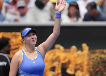 Tennis star shuts down reporter for political question