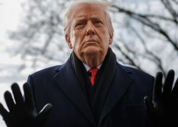 Trump tries to prove he's a help in Iowa's swing House races