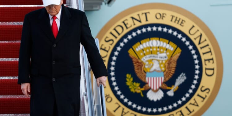 Trump's promise to Iranian protesters poses significant political risks