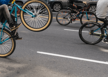 Mob of bicycle-riding thugs gang up on, brutally beat up lone driver amid accident dispute: 'I was just fighting for my life'