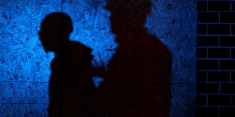 Illegal alien transvestite prostitute jumped from hotel's second floor while trying to flee from police: Report