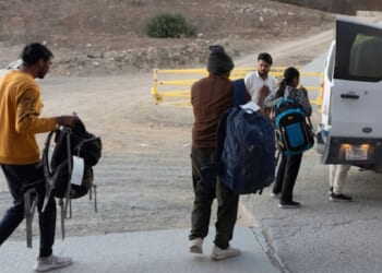 DHS releasing some illegal border crossers despite 'zero' releases claims