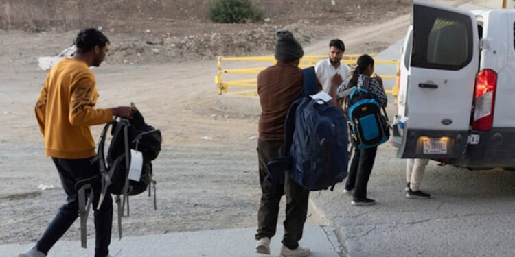 DHS releasing some illegal border crossers despite 'zero' releases claims