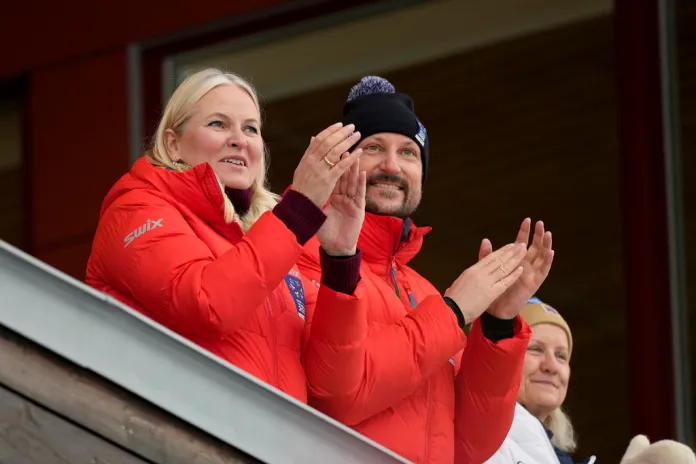 Mette-Marit and husband Crown Prince Haakon cheer for cross-country skiiers in Trondheim