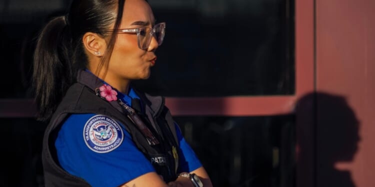 100,000 DHS employees working without pay as shutdown nears day 40