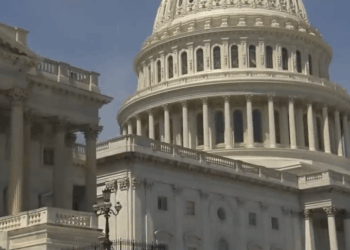 A view of the U.S. Capitol by daylight.