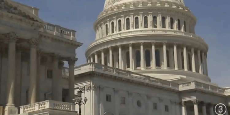 A view of the U.S. Capitol by daylight.