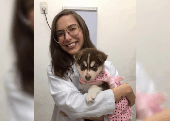Isadora Borges holding a puppy