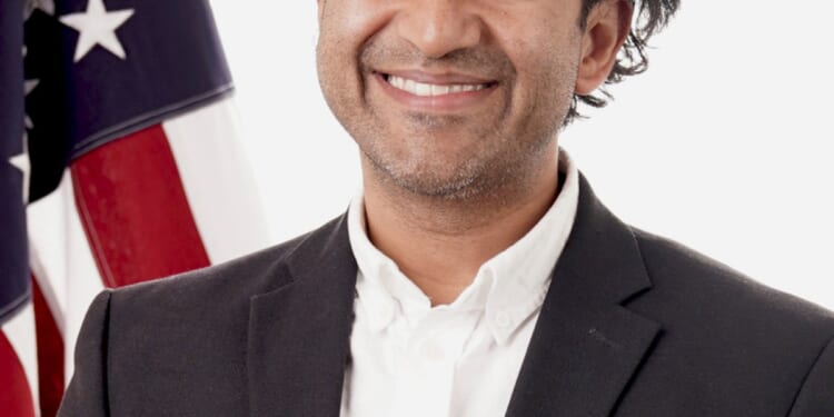 Controversial FDA vaccine chief to leave agency