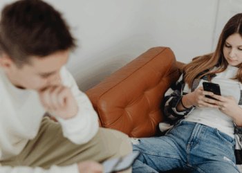 teenagers on smartphones