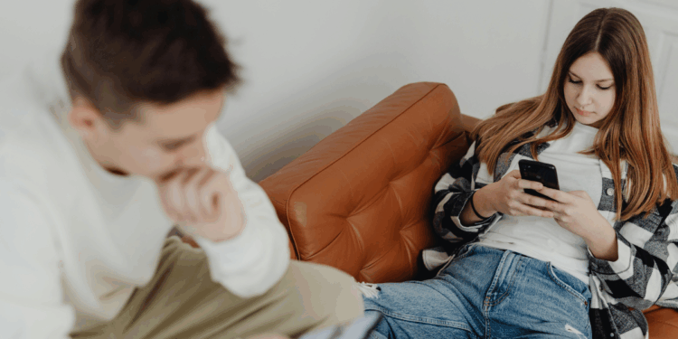 teenagers on smartphones