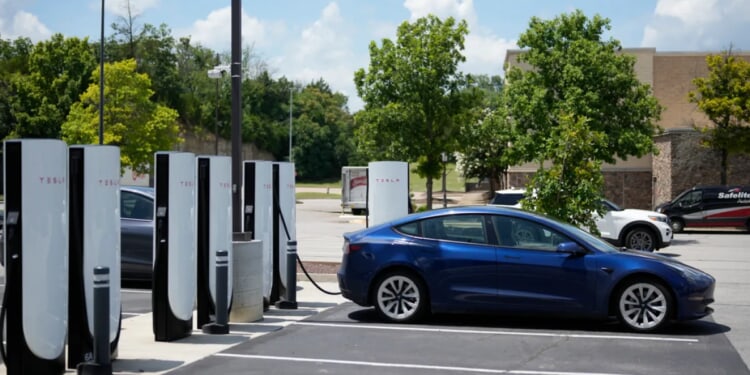 Tesla faces federal investigation into self-driving feature 