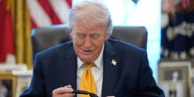 US Mint can produce gold Trump coin after recasted arts committee approval