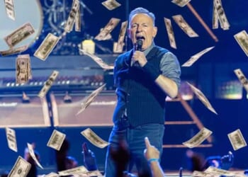 Billionaire Bruce blasts 'rich men' in latest concert rant