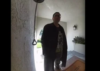 Dad rushes home to protect child, pregnant wife from unhinged male screaming death threats at door, demanding it be opened