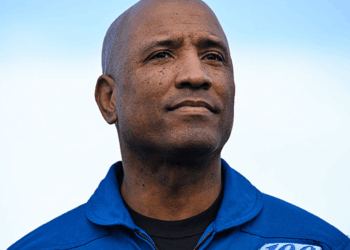 'I wanted to thank God in public': Fighting tears, Victor Glover gives legendary speech on return to Earth