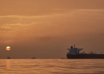 Iran fires on multiple vessels after re-closing Strait of Hormuz