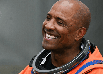 NASA's Victor Glover shares gospel as he circles dark side of the moon: 'Love God with all that you are'