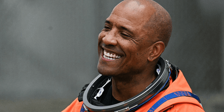 NASA's Victor Glover shares gospel as he circles dark side of the moon: 'Love God with all that you are'